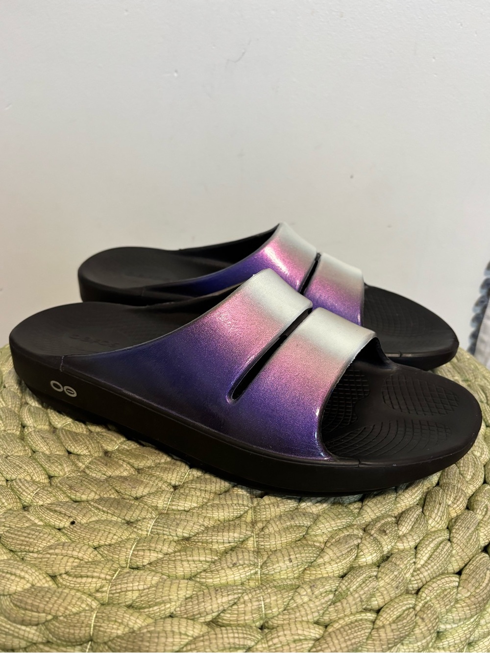 OOFOS OOahh Luxe Recovery Slide Iridescent Purple-Pink Sandals